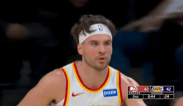 基斯珀特三分投进也得到10分,老鹰第二节追平湖人